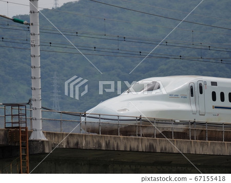 Mizuho N700 series leading vehicle running on the Sanyo Shinkansen Chikusa River bridge Mizuho N700 series leading vehicle running on the Sanyo Shinkansen Chikusa River bridge 67155418