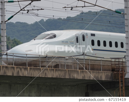 瑞穗N700系列領先汽車在三洋新幹線千草河橋上行駛 瑞穗N700系列領先汽車在三洋新幹線千草河橋上行駛 67155419