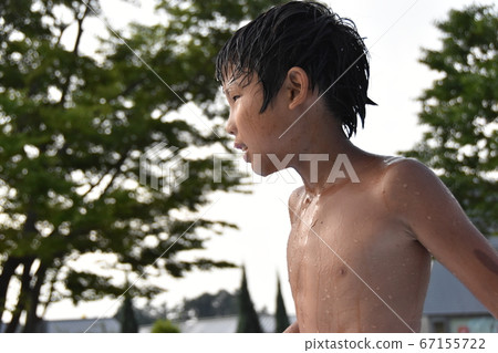 男孩在水中玩 男孩在水中玩 67155722