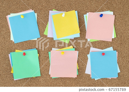 Collection of different colored sheets of note papers 67155789