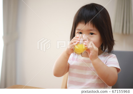 在一杯喝果汁的女孩 在一杯喝果汁的女孩 67155968