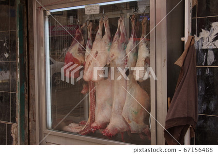 [約旦]厄爾德，羊肉掛在肉店的玻璃櫃裡 67156488
