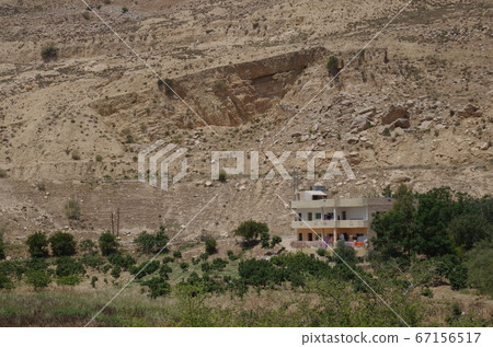[約旦]安曼，郊區的三層石頭住宅 67156517