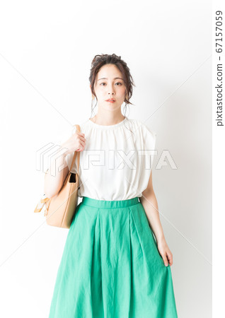 辦公室休閒女人與肩包 67157059