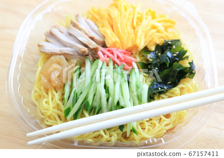美味的冰鮮雞肉 美味的冰鮮雞肉 67157411