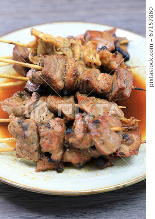 美味的烤雞肉串拼盤 美味的烤雞肉串拼盤 67157860