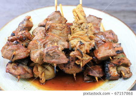 美味的烤雞肉串拼盤 67157868