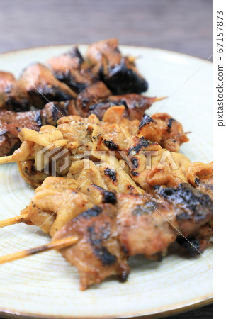 美味的烤雞肉串拼盤 美味的烤雞肉串拼盤 67157873