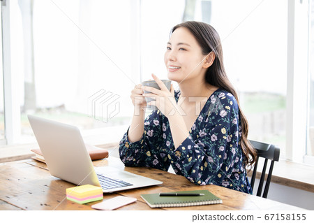 Young women doing telework Young women studying qualification Work style reform Young women doing telework Young women studying qualification Work style reform 67158155