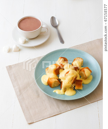 Yeasty buns with zabaglione Yeasty buns with zabaglione 67158577