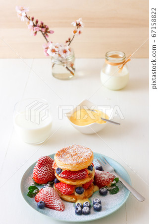 Mille Feuille with Lemon Curd Mille Feuille with Lemon Curd 67158822