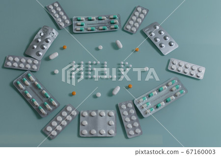 Please people help,Multiple Set of loose pills and complete tablets on green glass table. Other everyday drugs. Please people help,Multiple Set of loose pills and complete tablets on green glass table. Other everyday drugs. 67160003