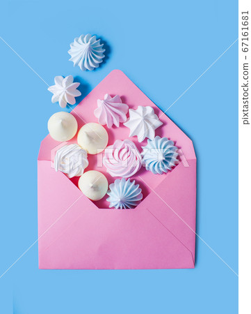 Top view pink enevlope with set of meringues Top view pink enevlope with set of meringues 67161681