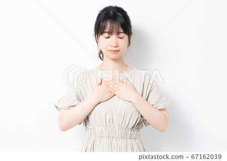 把手放的少婦在胸口上 67162039