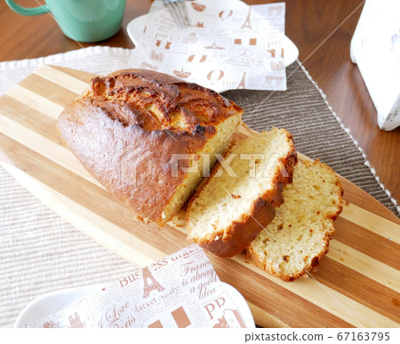 Pound cake and coffee placed on the cutting board Pound cake and coffee placed on the cutting board 67163795