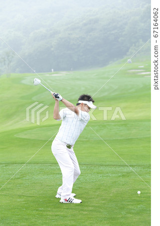 Men who play golf Men who play golf 67164062