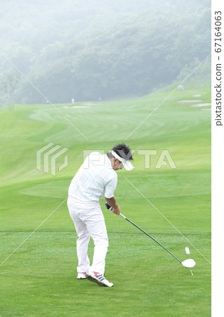 Men who play golf Men who play golf 67164063