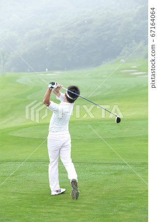 Men who play golf 67164064
