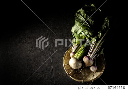 烹飪前新鮮採摘的蘿蔔 67164638