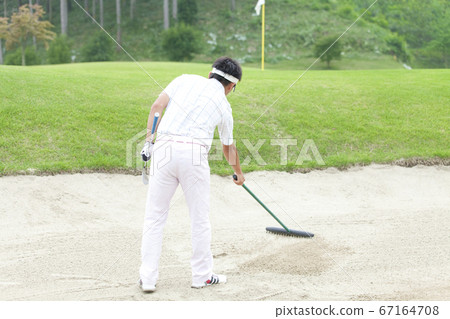 A man servicing a bunker 67164708
