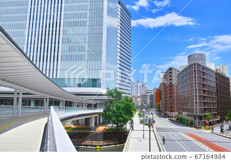 新鮮的綠色橫濱。初夏從橫濱市政廳的通道到新市政廳的關內辦公區的視圖 67164984