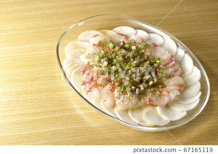 Carpaccio of sea bream and turnips on a transparent flat plate Carpaccio of sea bream and turnips on a transparent flat plate 67165119