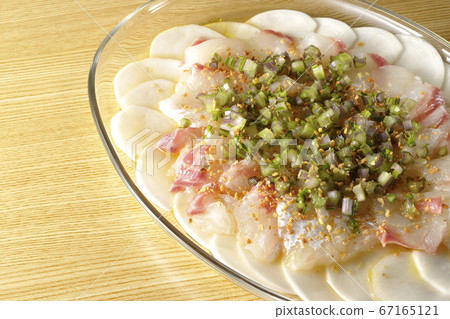 Carpaccio of sea bream and turnips on a transparent flat plate Carpaccio of sea bream and turnips on a transparent flat plate 67165121