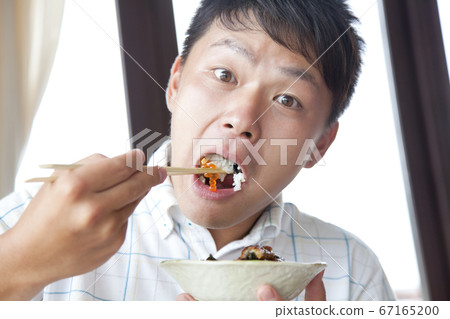 一個男人在吃 一個男人在吃 67165200