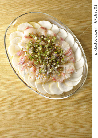 Carpaccio of sea bream and turnips on a transparent flat plate (overview) Carpaccio of sea bream and turnips on a transparent flat plate (overview) 67165202