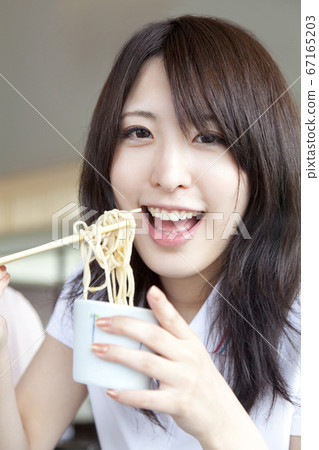一個女人吃蕎麥麵 67165203