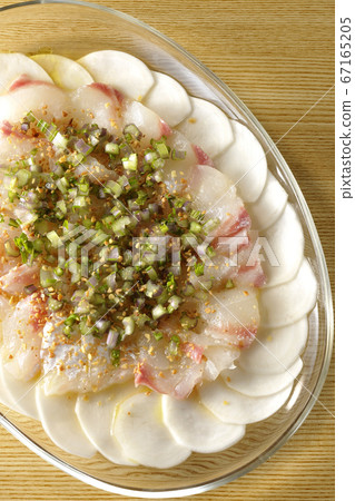 Carpaccio of sea bream and turnips on a transparent flat plate (overview) 67165205