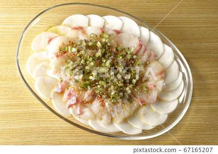 Carpaccio of sea bream and turnips on a transparent flat plate (overview) 67165207