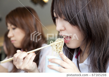 一個女人吃蕎麥麵 一個女人吃蕎麥麵 67165208