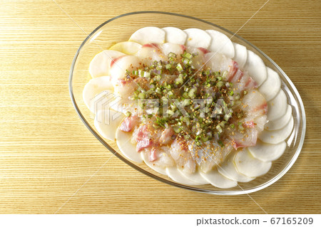 Carpaccio of sea bream and turnips on a transparent flat plate (overview) Carpaccio of sea bream and turnips on a transparent flat plate (overview) 67165209