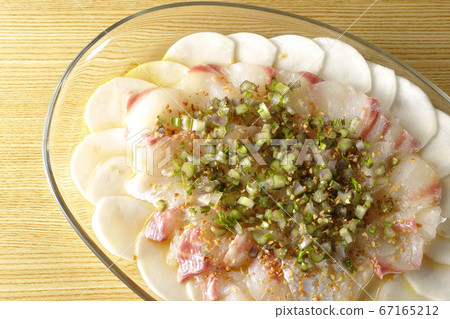Carpaccio of sea bream and turnips on a transparent flat plate (overview) Carpaccio of sea bream and turnips on a transparent flat plate (overview) 67165212