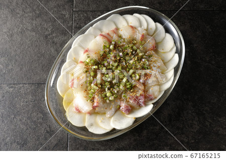 Carpaccio of sea bream and turnips on a transparent flat plate (overview) Carpaccio of sea bream and turnips on a transparent flat plate (overview) 67165215