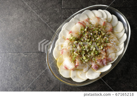 Carpaccio of sea bream and turnips on a transparent flat plate (overview) Carpaccio of sea bream and turnips on a transparent flat plate (overview) 67165218