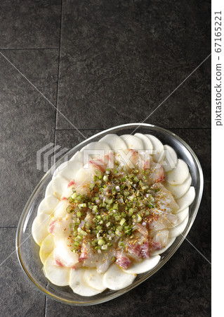 Carpaccio of sea bream and turnips on a transparent flat plate (overview) Carpaccio of sea bream and turnips on a transparent flat plate (overview) 67165221