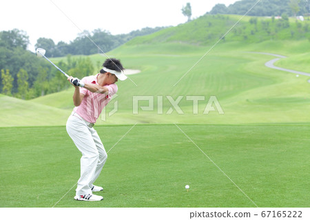 Men who play golf Men who play golf 67165222