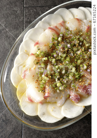 Carpaccio of sea bream and turnips on a transparent flat plate (overview) Carpaccio of sea bream and turnips on a transparent flat plate (overview) 67165224