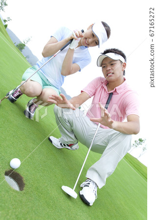 一對夫婦打高爾夫球 一對夫婦打高爾夫球 67165272