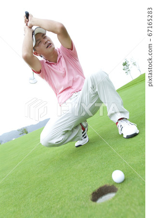 Men who play golf Men who play golf 67165283