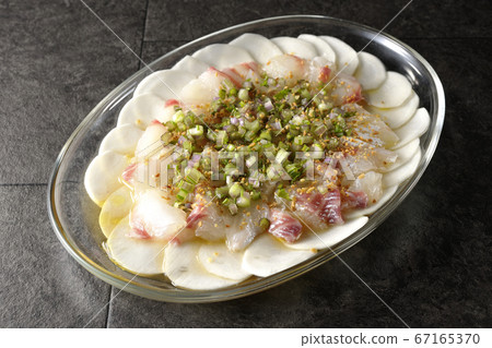Carpaccio of sea bream and turnips on a transparent flat plate Carpaccio of sea bream and turnips on a transparent flat plate 67165370