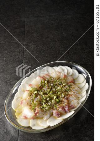 鯛魚和蘿蔔的透明薄片上的生牛肉片 67165381