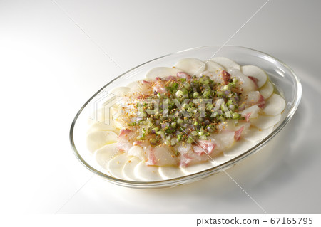 Carpaccio of sea bream and turnips on a transparent flat plate (white background) Carpaccio of sea bream and turnips on a transparent flat plate (white background) 67165795