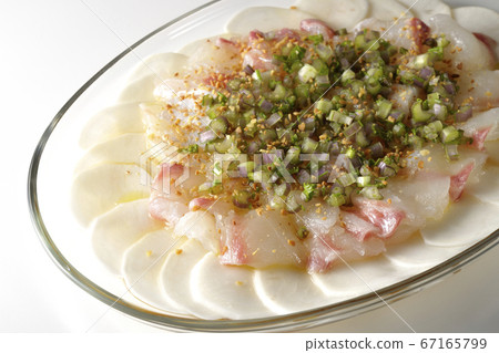 鯛魚和蘿蔔薄片在透明的平板上（白色背景） 67165799