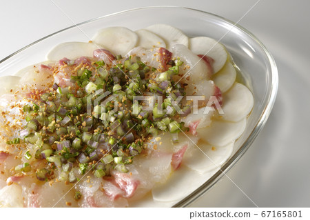 鯛魚和蘿蔔薄片在透明的平板上（白色背景） 67165801