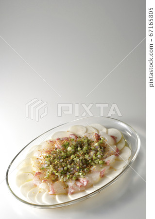 Carpaccio of sea bream and turnips on a transparent flat plate (white background) Carpaccio of sea bream and turnips on a transparent flat plate (white background) 67165805