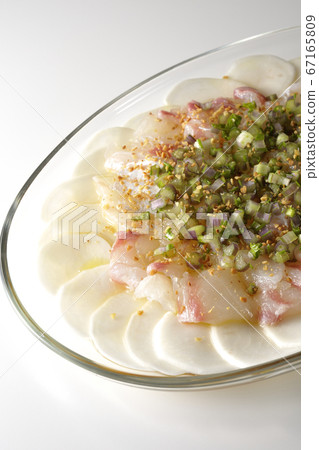 Carpaccio of sea bream and turnips on a transparent flat plate (white background) Carpaccio of sea bream and turnips on a transparent flat plate (white background) 67165809