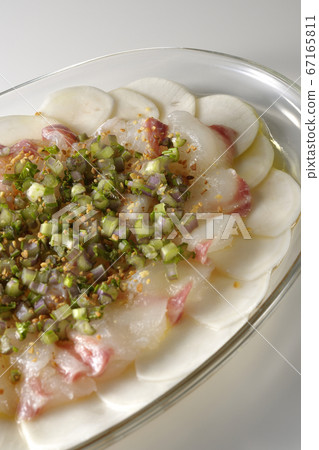 鯛魚和蘿蔔薄片在透明的平板上（白色背景） 67165811